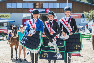 Podium Championnat Suisse Poney C Le podium du Championnat Suisse Poney cat. C 2020 avec 🥇 Eugénie Bornand et TALISHA, 🥈 Casilda Rapin et FLORA DE JORKHA et 🥉 Mathilde Wyss et DUCHESSE DES BOIS.