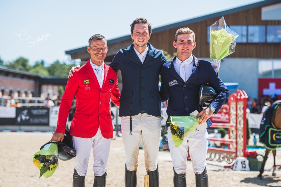 Podium du Grand-Prix du Chalet-à-Gobet 2020 Le podium du Grand-Prix du Chalet-à-Gobet 2020 avec 🥇 Martin Fuchs et CHA MU, 🥈 Pius Schwizer et QUATRO RUBIN et 🥉 Bryan Balsiger et JENKINS TER DOORN.